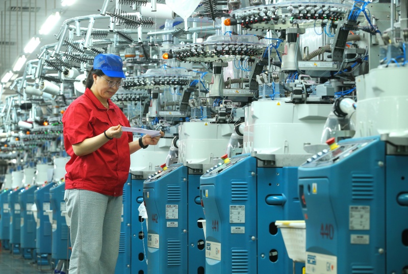 9月16日，山东省青岛华盛袜业有限公司的员工在自动化生产线上生产出口到海外市场的纺织品。 
