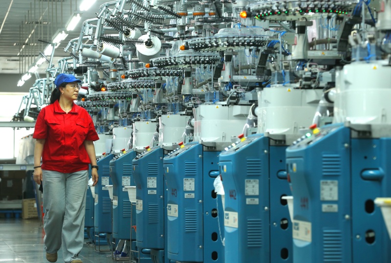 9月16日，山东省青岛华盛袜业有限公司的员工在自动化生产线上生产出口到海外市场的纺织品。 