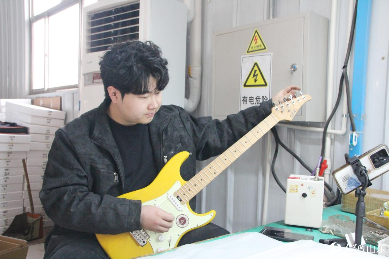 质检师陈重洋正在调琴音。人民网记者 宋翠摄