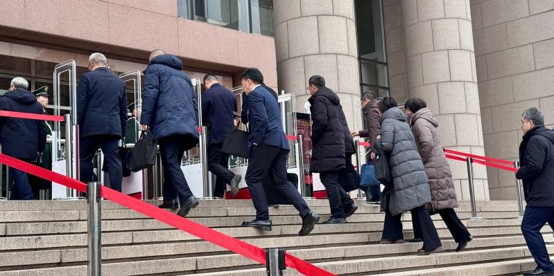 1月26日上午，政协委员步入会场。人民网 郑昕桥摄
