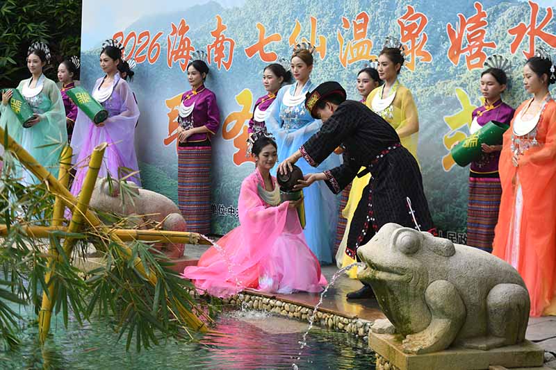 行进中国|七仙嬉水:这个节日,正年轻!
这项扎根黎苗本土文化、承载百年民俗记忆的传统节庆,早已跳出 “传统民俗活动” 的固有标签。在持续创新转型中,嬉水节不断拥抱年轻受众,让古老民俗焕发青春活力。