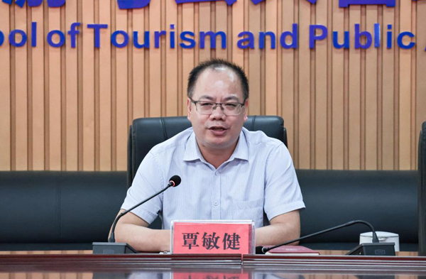广西职业师范学院副校长覃敏健讲话。广西职业师范学院供图