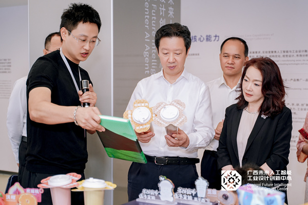 与会嘉宾领导参观入驻的企业展示品