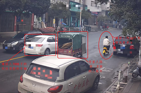 团伙“碰瓷”敲诈勒索现场。桂林市公安局供图