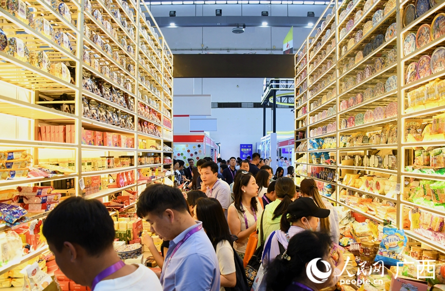 东盟国家展区内,琳琅展品引客商驻足。人民网 庞惠文摄