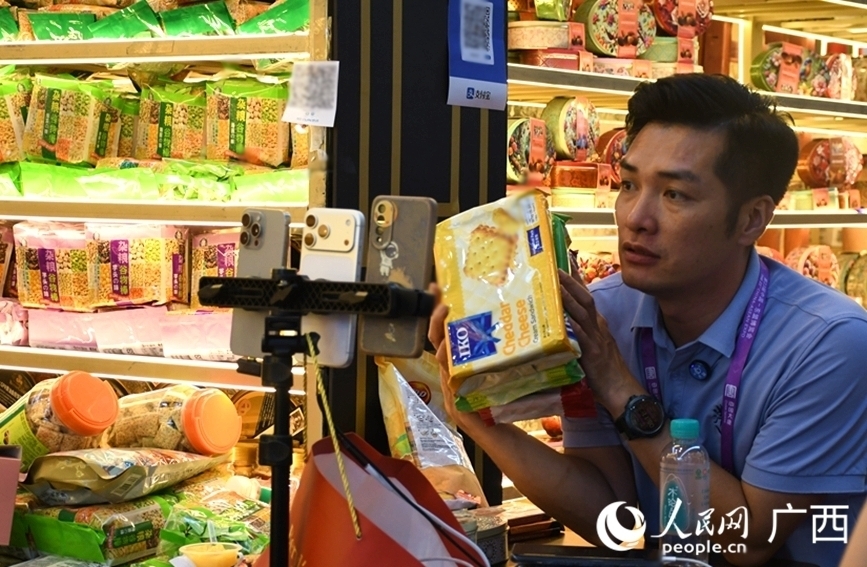 东博会上,参展商直播推介特色好物。人民网 庞惠文摄