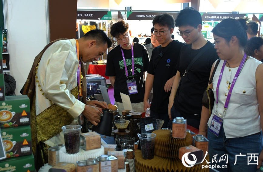 参展商现场制作咖啡,浓郁香气吸引参观者驻足品尝。人民网 庞惠文摄