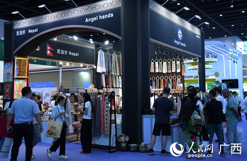 尼泊尔展位,特色织物、手工艺品集中展出。人民网 庞惠文摄