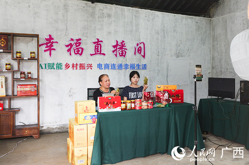 大坪渡口开设带货直播间。人民网 梁章晖摄