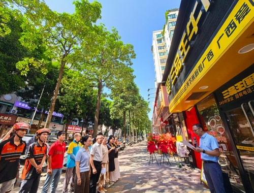 党建赋能同行——“邕骑先锋”爱心食堂三品王系列门店揭牌仪式活动现场。何正君摄
