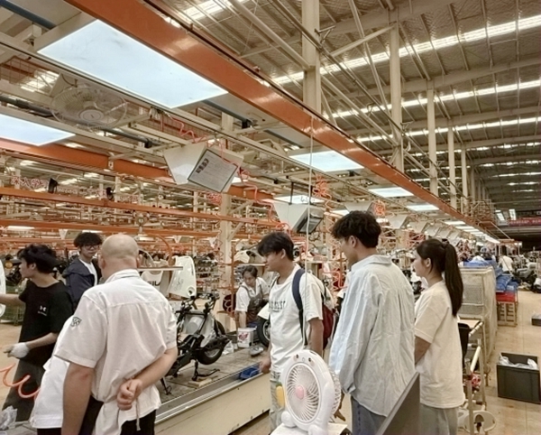 学生到生产车间参观。