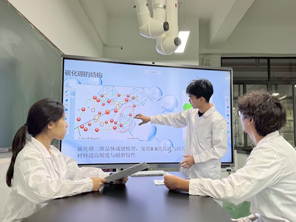 碳硼科技团队进行碳化硼制备技术研讨。