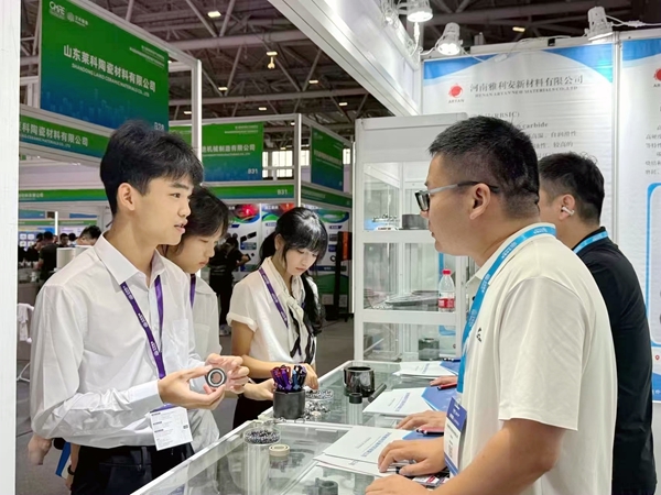 碳硼科技团队与行业人员交流。
