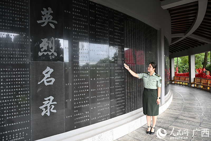 英名廊坐落于碑园的半山腰上。人民网记者 雷琦竣摄