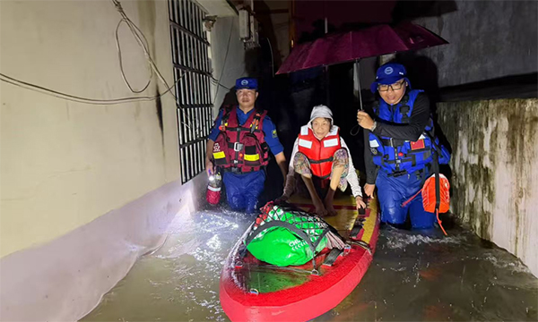 钦州市蓝天应急救援中心深夜协助转移受灾群众