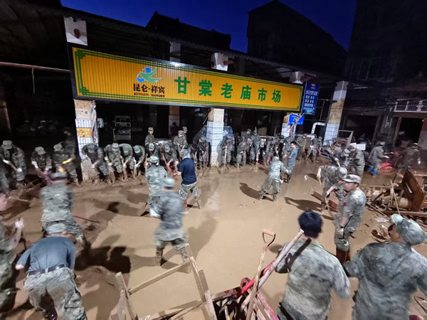 马山民兵驰援宾阳县甘棠镇清淤,恢复灾后重建。