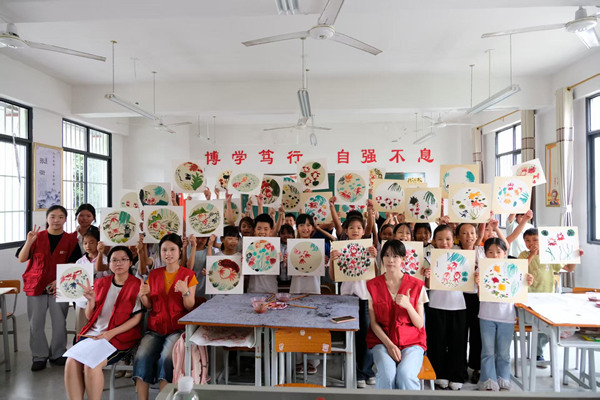 图为学生展示自己的书画作品