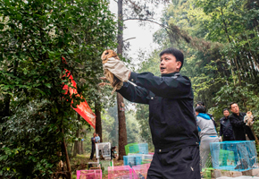 民警放飞救助的国家重点保护动物。