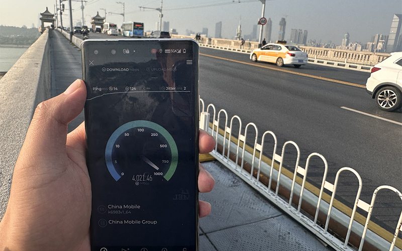 湖北移动网络工程师在武汉长江大桥测试5G-A网络。