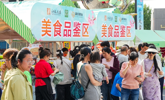 荆楚粮油进社区：家门口品米香，书卷换粮香
4月18日，“荆楚粮油”社区推广活动走进武汉市洪山区张家湾街道保利上城荟小区。

