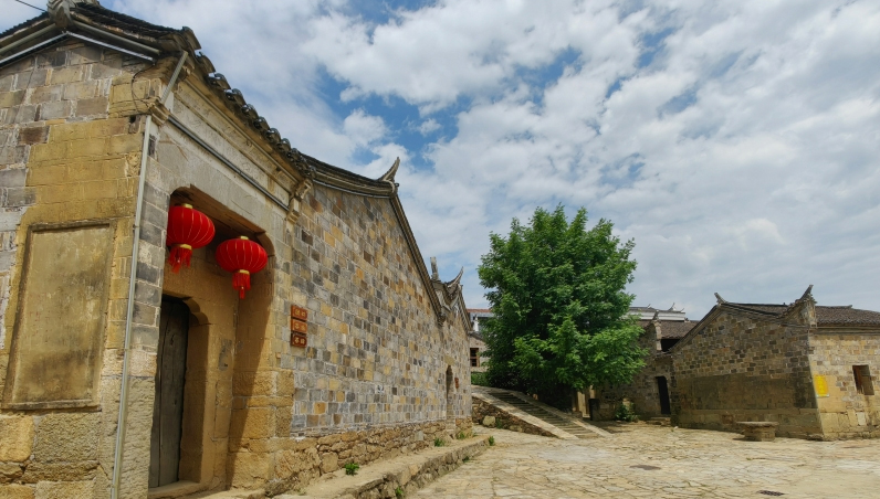行进中国丨祝家楼村:守住古村底色 做活老屋文章
初夏时节,走进位于湖北省红安县的祝家楼村,马头墙翘角飞檐,雕花窗棂光影斑驳,青石板路被时光磨得温润。这座始建于元末明初的传统村落,正以古韵为核、山水为脉,在乡村振兴中焕发新生。