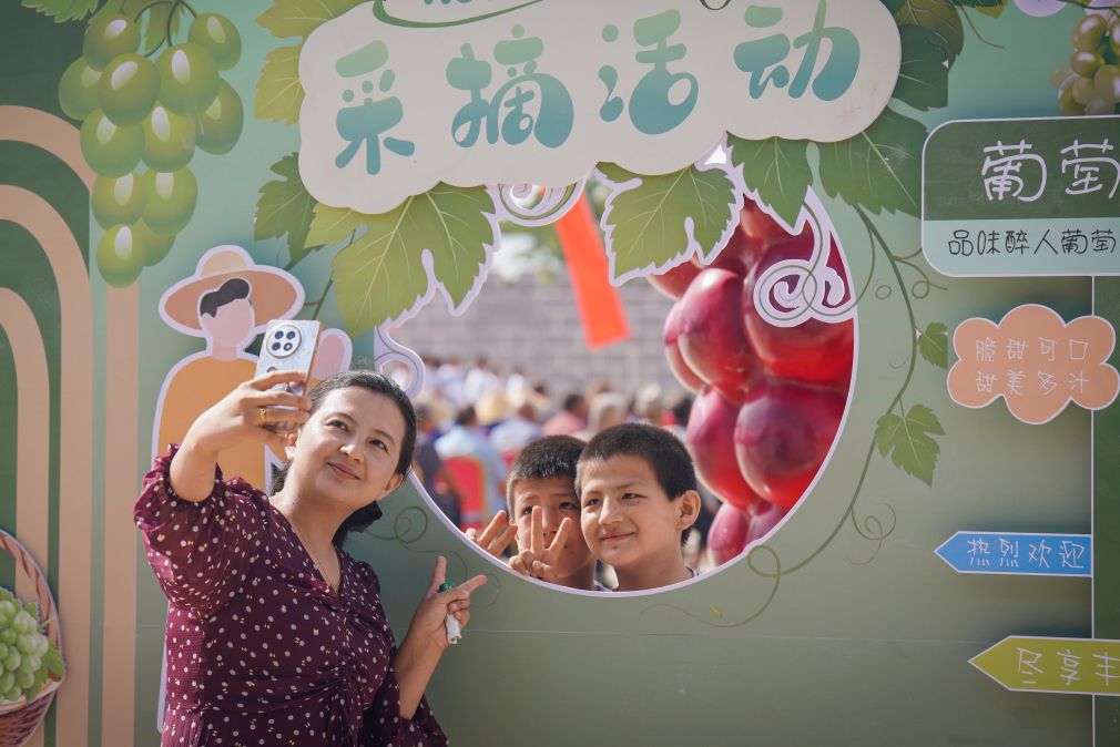 图片故事|葡萄熟了im钱包官网 去赶慢火车“流动巴扎”