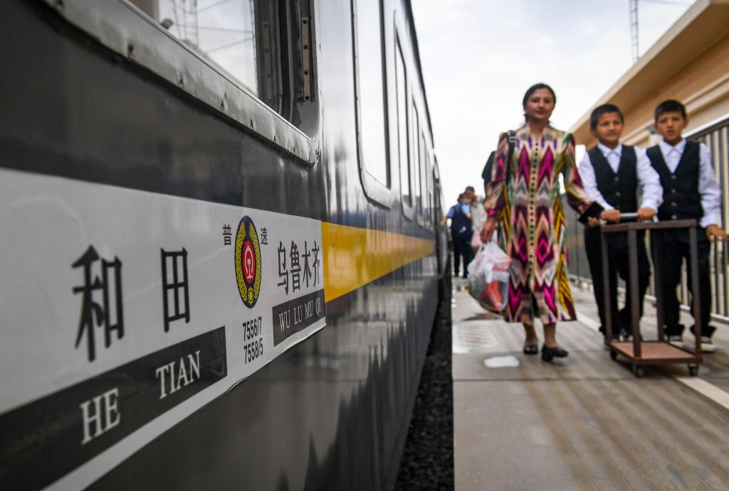 图片故事|葡萄熟了im钱包官网 去赶慢火车“流动巴扎”