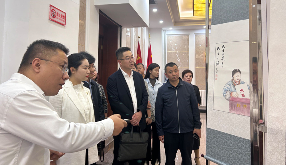 青年干部参观青海人大历史展览。
