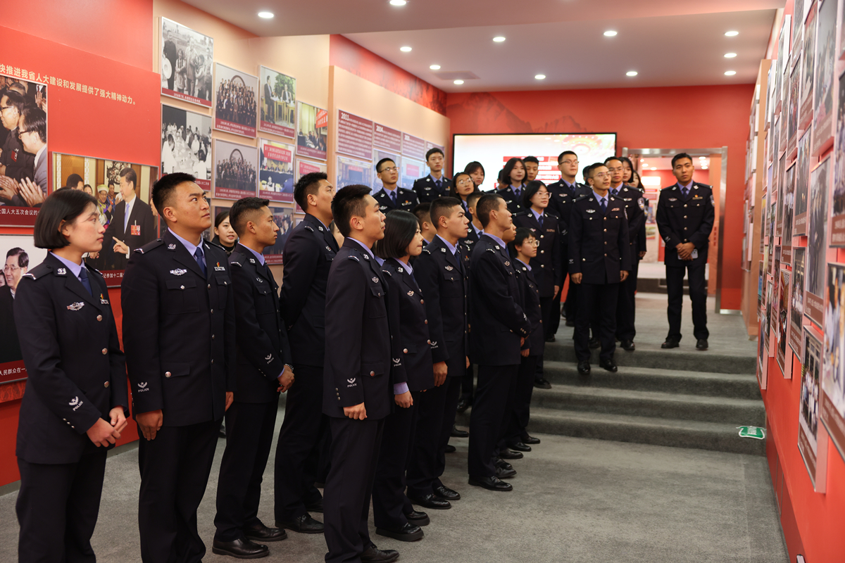 青海高校师生参观青海人大历史展览。