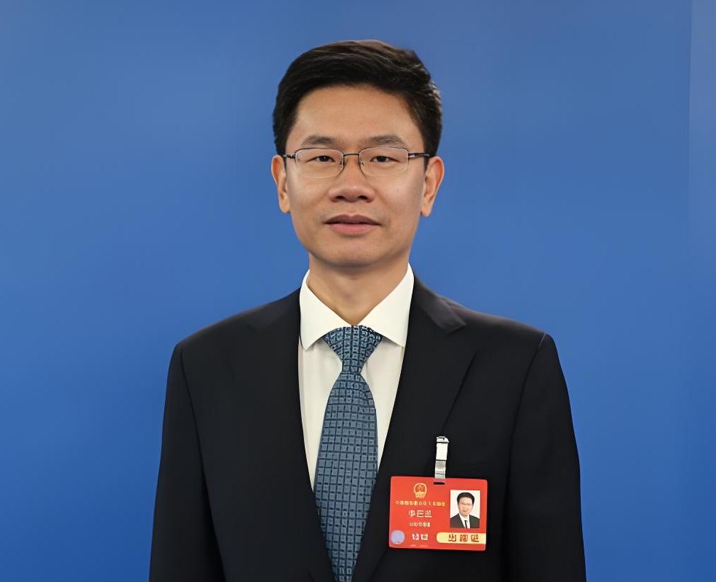 李在武
推进港产城融合发展,坚持一体推进“强港、兴产、活城”,将港产城高质量融合发展的“新成效”转化为现代化海滨城市建设的“硬支撑”。