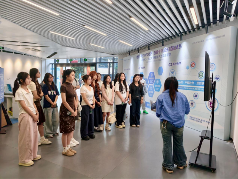 南京晓庄学院学生参观栖智·元力OPC社区。南京市人社局供图