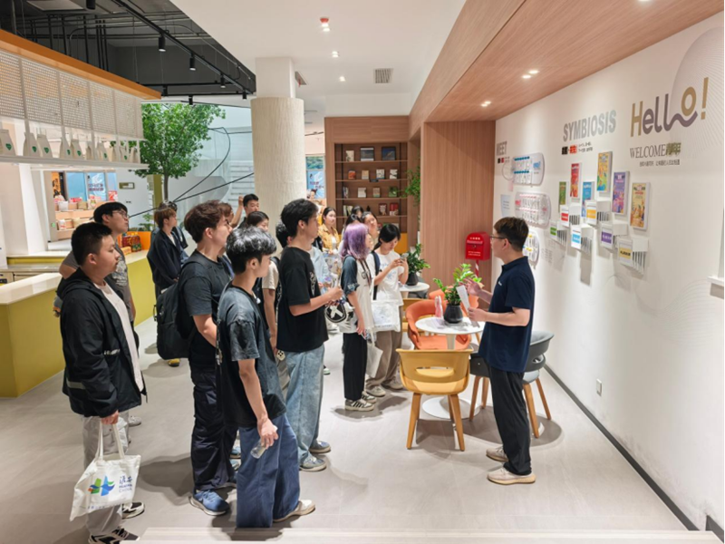 淮阴师范学院学生参观淮安市柯山里青年人才社区人才公寓与配套设施。淮安市人社局供图