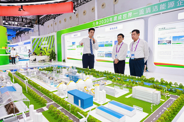 国家电投绿色氢基能源产业沙盘具象展示绿色氢基能源“电-氢-化-贸”全链条闭环能力。国家电投集团供图