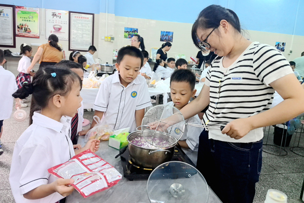 学生在家长代表的指导下煮甜品。