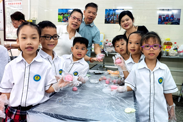 学生们展示做好的月饼。
