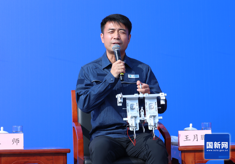 新征程上的奋斗者——国家电网im钱包王月鹏讲述万伏高压上的带电作业故事