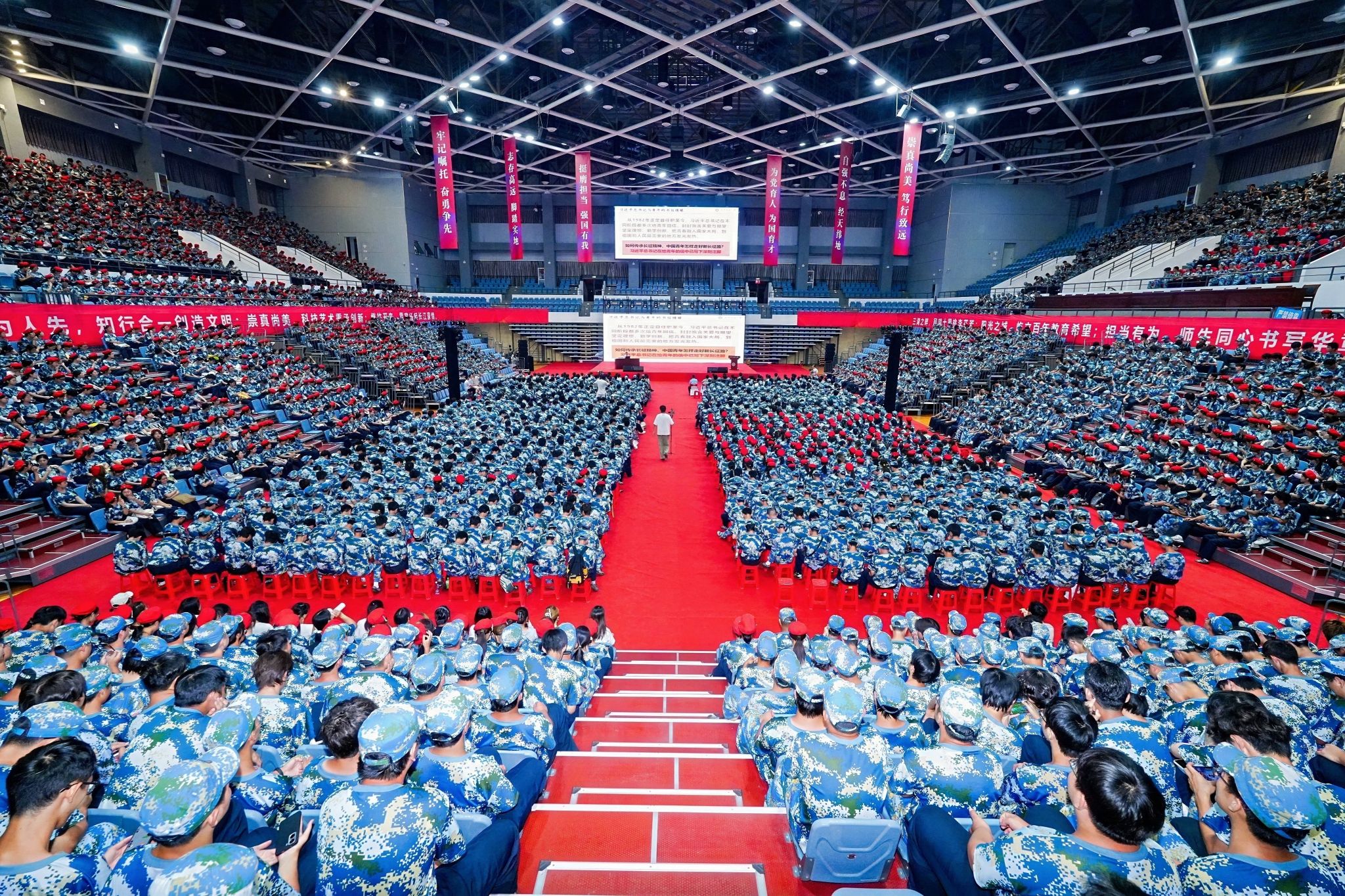 武汉纺织大学“书记面对面”思政大课现场。