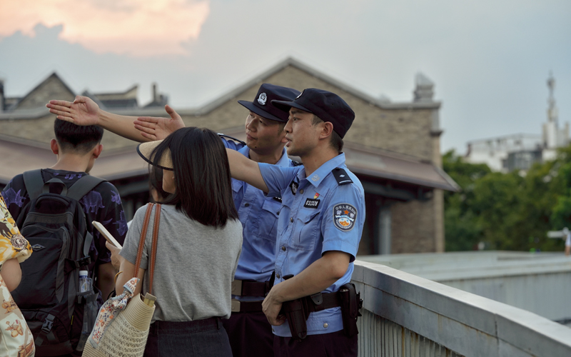 民警在执勤点位维护秩序。