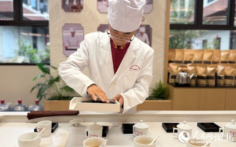 评茶师正在评审利川红。人民网记者 周恬摄