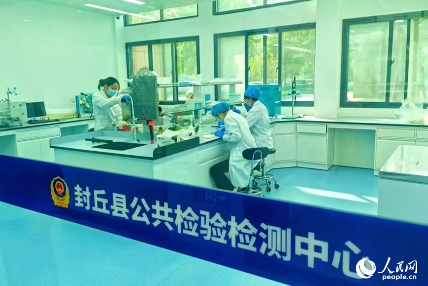 检验人员正在实验室检测农产品样品。人民网记者 程明辉摄
