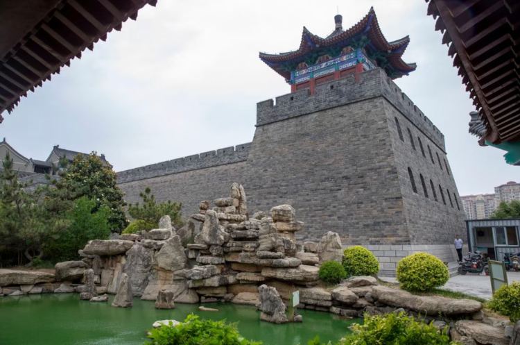 “明月几时有,把酒im官网问青天”是在山东写的