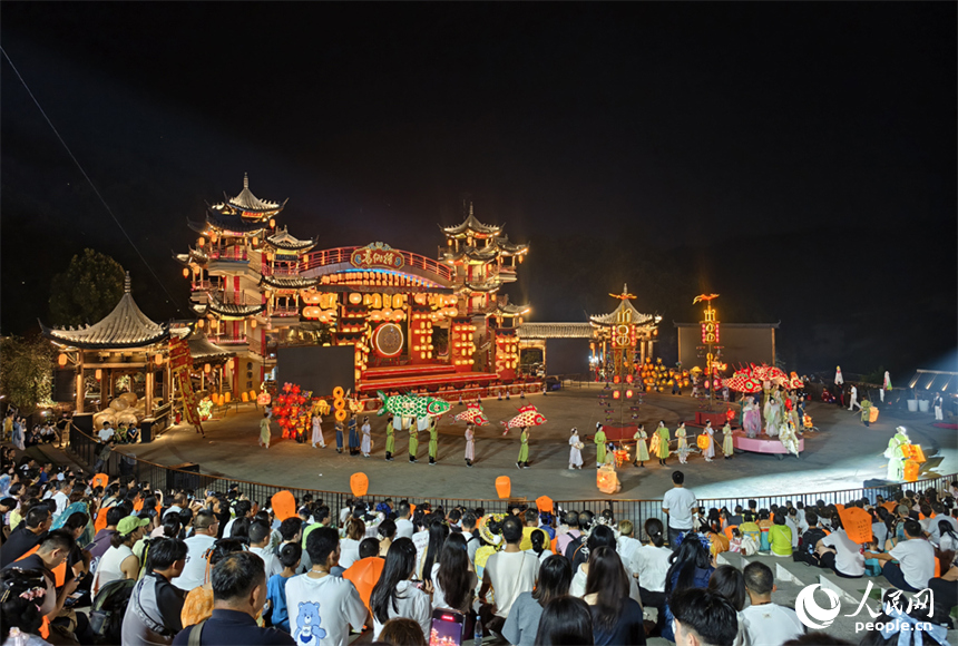 夜晚,游客们在葛仙村观看演出。人民网记者 时雨摄