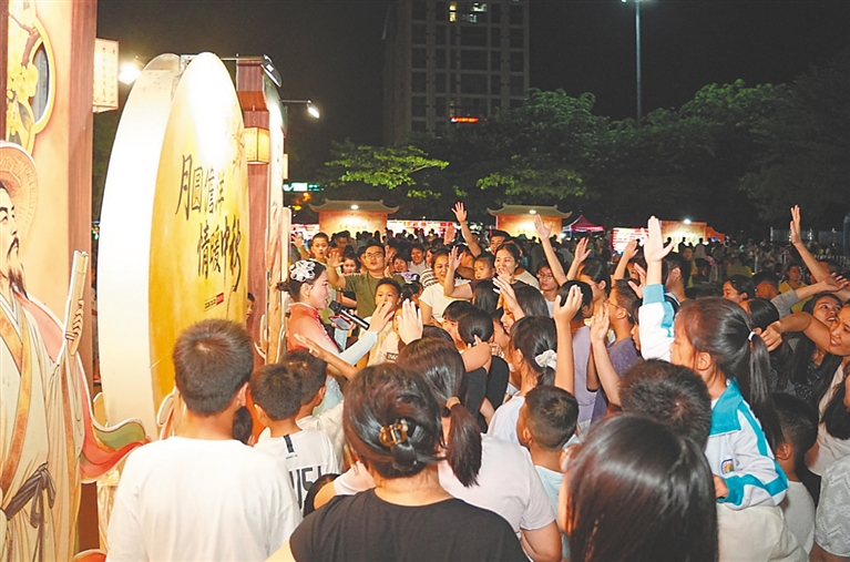 ③9月25日，儋州举办中秋主题活动，图为市民游客争先背诵东坡诗词。主办方供图