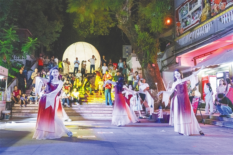 中秋假期,五指山市通什1988沉浸式演艺街区热闹非凡,一场古韵新潮交融的中秋主题活动精彩上演。通讯员 孟志军 摄