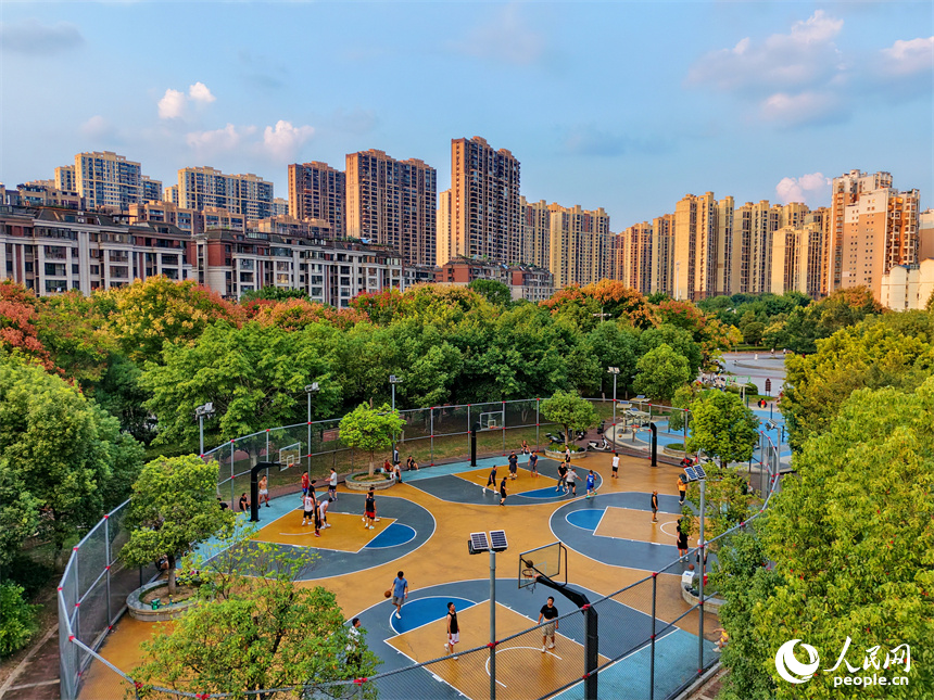 赣州市城区的一处口袋公园,市民正在进行体育锻炼。人民网记者 朱海鹏摄