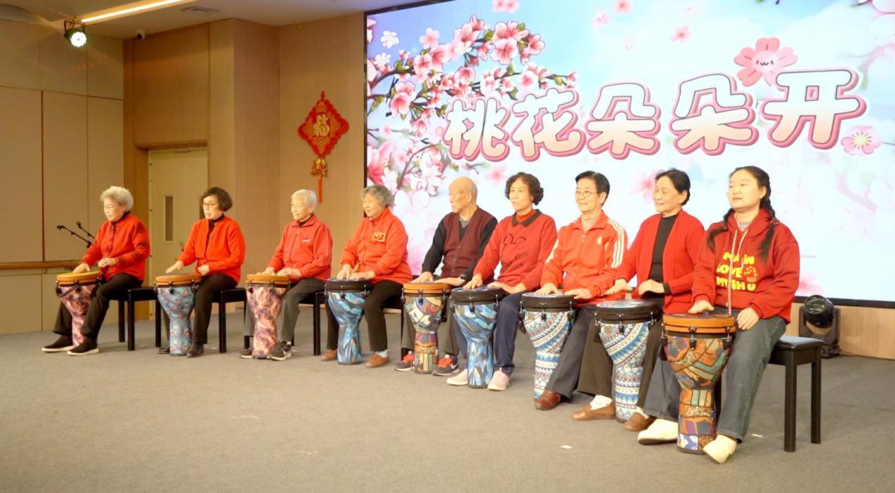 槿椿学院汇报演出，老人们在表演非洲鼓。陈晓燕摄