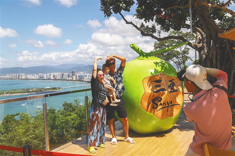 中秋假期,市民游客在三亚鹿回头风景区打卡拍照。海南日报全媒体记者 王程龙 摄