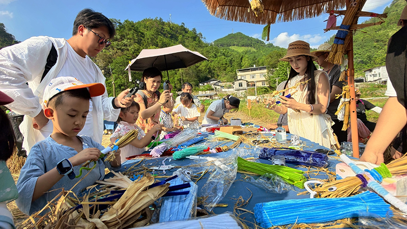 南丹县城关镇那田农场,小朋友们在做手工。高东风摄