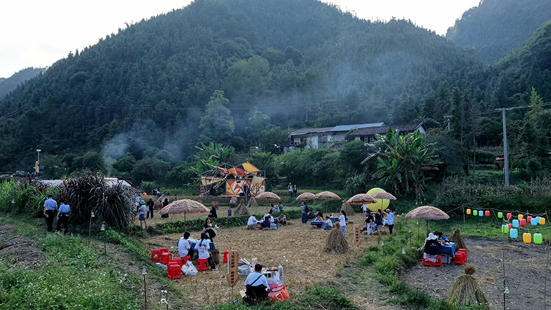 活动现场,那田农场飘起袅袅炊烟。高东风摄