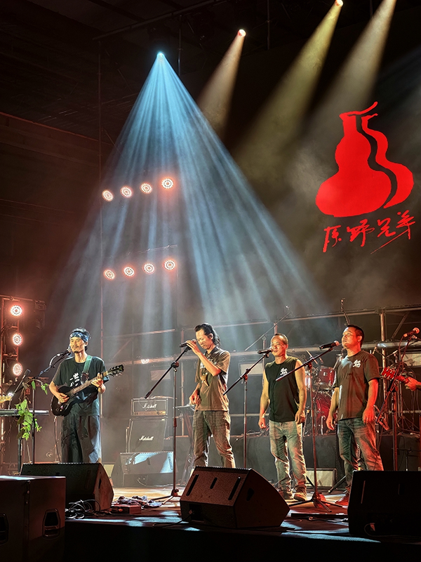 瓦依那乐队和原野兄弟乐队一起唱响丰收的歌谣。高东风摄